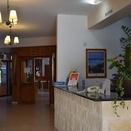 Anna Apartahotel